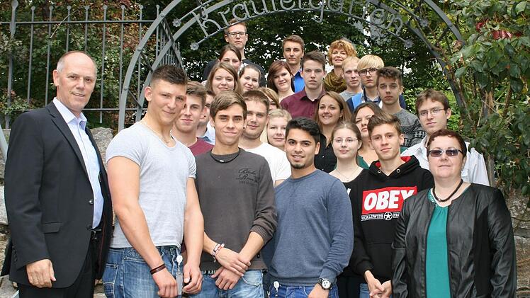 Die Auszubildenden wurden im Kräuter-Garten Martin Bauer in Vestenbergsgreuth von dem geschäftsführenden Gesellschafter Adolf Wedel (erste Reihe links) sowie von Heidrun Omlor (erste Reihe rechts) und Eva Beier (hinten rechts), zuständig für die Ausbildung, begrüßt. Foto: privat