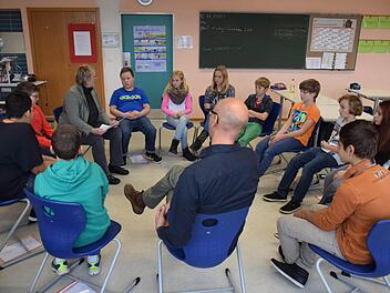 Vom Fränkischen Tag durfte Reporterin Anette Schreiber in der sechsten Klasse vorlesen. Alle Fotos: Ronald Rinklef