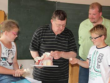 Die Schule prägte das Leben von Dietmar Schmidt (2. v. l.). Auch heute noch spricht der Single von "seinen" Kindern. Foto: Archiv/Veronika Schadeck