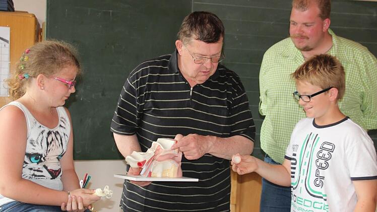 Die Schule prägte das Leben von Dietmar Schmidt (2. v. l.). Auch heute noch spricht der Single von "seinen" Kindern. Foto: Archiv/Veronika Schadeck
