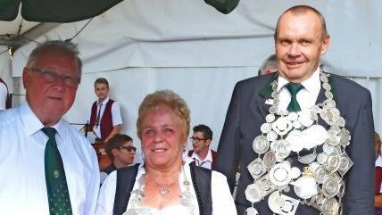 Das noch amtierende K&ouml;nigshaus mit Damenkaiserin Waltraud Baderschneider und Sch&uuml;tzenk&ouml;nig Reinhard Mohr sowie Sch&uuml;tzenmeister Reinhold G&ouml;hl empfangen ihre Sch&uuml;tzenbr&uuml;der und -schwestern sowie die G&auml;ste vor dem Festzelt.