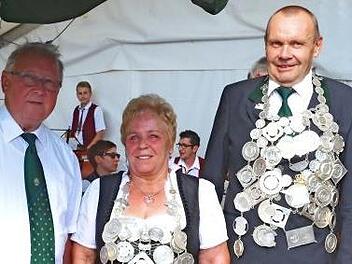Das noch amtierende Königshaus mit Damenkaiserin Waltraud Baderschneider und Schützenkönig Reinhard Mohr sowie Schützenmeister Reinhold Göhl empfangen ihre Schützenbrüder und -schwestern sowie die Gäste vor dem Festzelt.