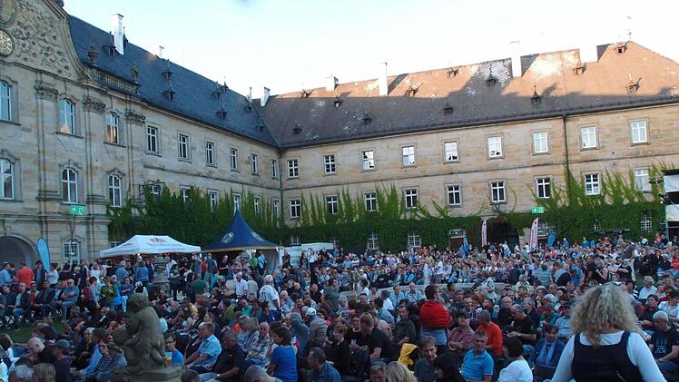 Wie Hans-Jürgen Buchner und seine Band Haindling ihr Konzert beim Tambacher Sommer zum ebenso gelungenen wie nachdenklich stimmenden Abend werden lassen.
