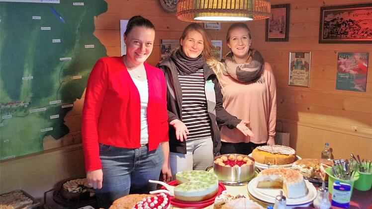Am Sonntag gab es beim Kronacher Apfelmarkt leckeren Kurchen, gebacken von den Hobbygärtnerinnen. Von rechts: Melina Pohl, Tamara Pohl und Melanie Hohner an der Kuchentheke.Gerd Fleischmann