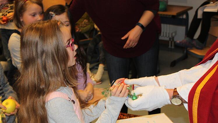 Der Nikolaus in der offenen Ganztages-Schule in Bischberg.  Foto: Barbara Herbst