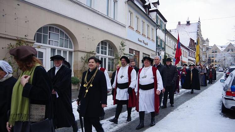 Die historischen Gruppen zogen zur Stadtpfarrkirche.
