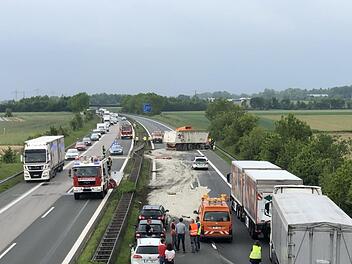 Nach einem schweren Unfall auf der A 73 am Montagnachmittag ist die Autobahn voll gesperrt. Foto: NEWS5 / Merzbach