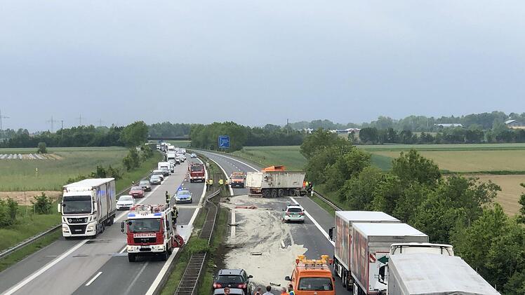Nach einem schweren Unfall auf der A 73 am Montagnachmittag ist die Autobahn voll gesperrt. Foto: NEWS5 / Merzbach
