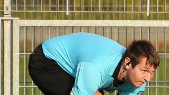 Immer alles im Blick: Linienrichter Thomas Habermann beim Landesliga-Spiel FC Coburg gegen den FC Lichtenfels. Foto: Gunther Czepera