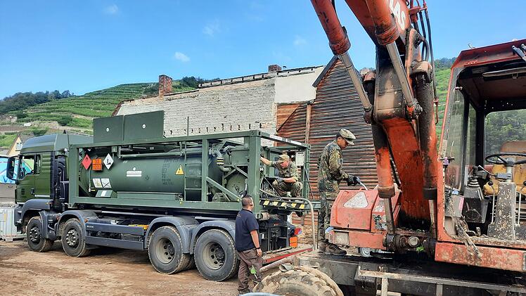 Die Bundeswehr betankte kostenlos die Bagger der freiwilligen Helfer.