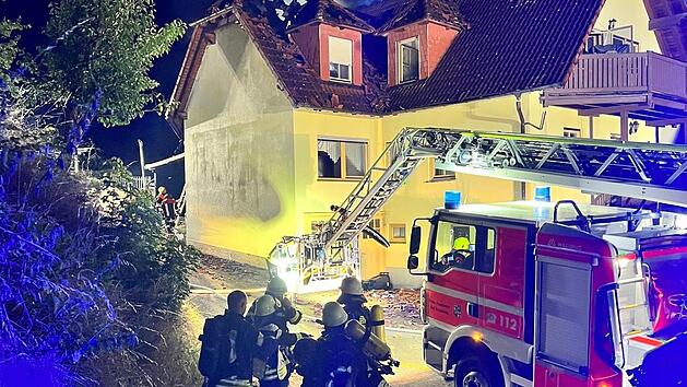 Aufwendig gestalteten sich in der Nacht zum Donnerstag die L&ouml;scharbeiten beim Wohnhausbrand in Heiligkreuz.