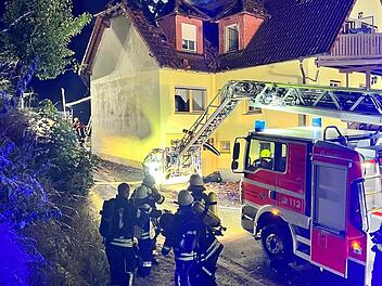 Aufwendig gestalteten sich in der Nacht zum Donnerstag die Löscharbeiten beim Wohnhausbrand in Heiligkreuz.