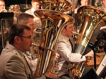 Das Konzert der Heeresmusiker aus Veitshöchheim begeisterte die Zuhörer in der Schulaula. Foto: Marlkus Reeh