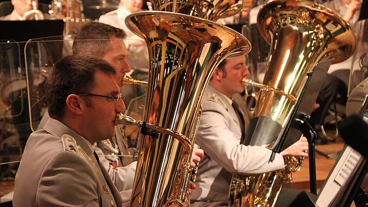 Das Konzert der Heeresmusiker aus Veitshöchheim begeisterte die Zuhörer in der Schulaula. Foto: Marlkus Reeh