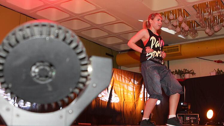Moderatorin Katja Luja machte auch beim Wettbewerb mit einer Hip-Hop-Choreografie mit.
