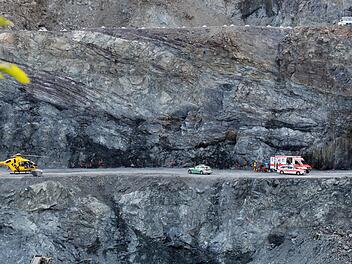 Mehr als 20 Meter ist ein Mitarbeiter am 12. August im Kupferberger Steinbruch abgestürzt. Die Rettungskräfte waren sofort zur Stelle. Foto: Archiv/dpa/Roider