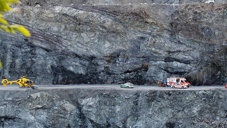 Mehr als 20 Meter ist ein Mitarbeiter am 12. August im Kupferberger Steinbruch abgestürzt. Die Rettungskräfte waren sofort zur Stelle. Foto: Archiv/dpa/Roider