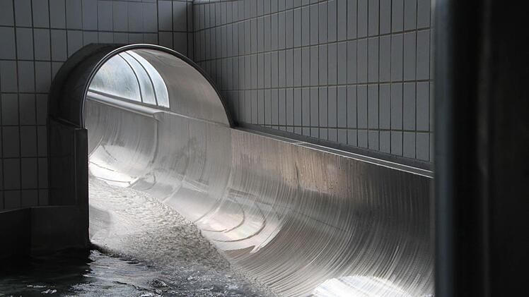 Auch die Rutsche wird einer Kontrolle unterzogen. Foto: Ulrike Müller