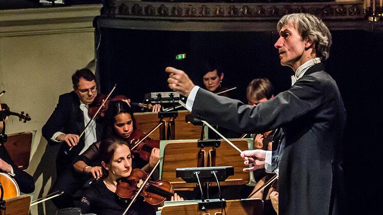 Impressionen vom Sinfoniekonzert im Coburger Landestheater:Gastdirigent Bruno Ferrandis.Foto: Jochen Berger