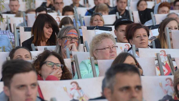 Große Begeisterung stellte sich beim Public Viewing am Stadtstrand beim Spiel Deutschland- Italien nur bei wenigen Besuchern ein.  Foto: Peter Rauch