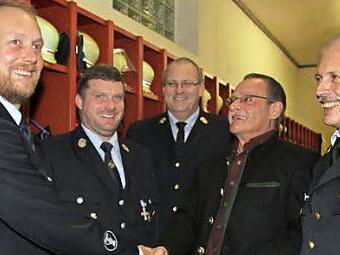 Jochen Hildner und Markus Wirth (von links) bekamen das silberne Ehrenzeichen. Kreisbrandrat Stefan Härtlein, Bürgermeister Eugen Hain und Kreisbrandinspektor Horst Tempel gratulierten. Fotos: Sonny Adam