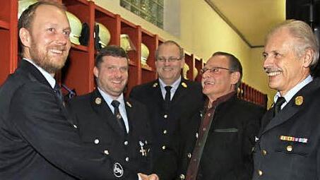 Jochen Hildner und Markus Wirth (von links) bekamen das silberne Ehrenzeichen. Kreisbrandrat Stefan Härtlein, Bürgermeister Eugen Hain und Kreisbrandinspektor Horst Tempel gratulierten. Fotos: Sonny Adam