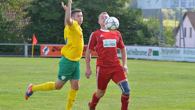 Die Heim-Premiere gegen den FSV Erlangen-Bruck II gelang den Greuthern um Johannes Hack (rechts) mit 4:0. Der zweite Saisonsieg ließ dann aber fünf Wochen auf sich warten. Foto: Archiv