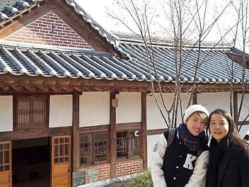Katharina Fürst (links) mit ihrer Studienfreundin Yeseul vor einem traditionellen Haus in Seoul. Foto: Familie Fürst