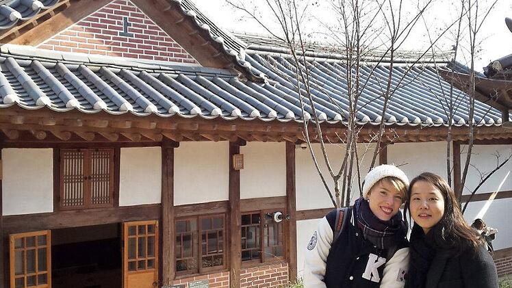 Katharina Fürst (links) mit ihrer Studienfreundin Yeseul vor einem traditionellen Haus in Seoul. Foto: Familie Fürst