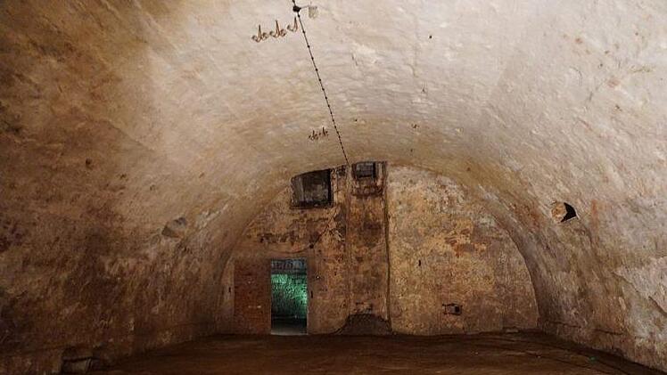 Beim Historischen Dorffest in Weißenbach gab es Führungen, die gerne angenommen wurden. Hier im unteririschen Keller des ehemaligen Zentspeichers. Foto: Marion Eckert
