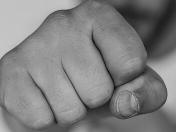 Zwei Kinder streiten sich dar&uuml;ber, wer bei einem Ringkampf gewonnen hat. Dann greift eine Mutter ein - und die Lage eskaliert. Symbolfoto: pixabay/ToNic-Pics