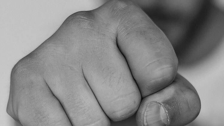 Zwei Kinder streiten sich dar&uuml;ber, wer bei einem Ringkampf gewonnen hat. Dann greift eine Mutter ein - und die Lage eskaliert. Symbolfoto: pixabay/ToNic-Pics