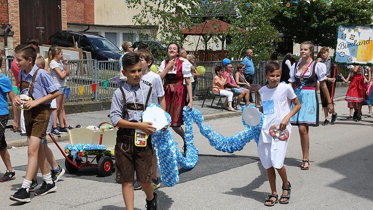 Beim 470. Neustadter Kinderfest zeigten  1400 Jungen und Mädchen tolle Darbietungen.  Foto: Michael Stelzner