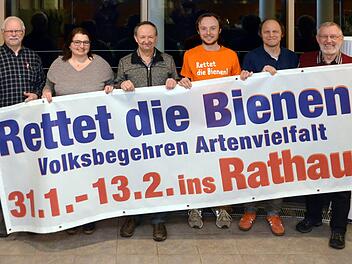 Sie halten das Banner zum Volksbegehren "Artenvielfalt & Naturschönheit in Bayern" hoch (von links):  Gotthard Greb (Linke), Petra Winter (Grüne), Norbert Schmäling vom Landesverband für Vogelschutz, Patrik Dorsch (ÖdP), Ingo Queck (Bund Naturschutz) und Waldemar Bug (ÖdP).  Foto: Peter Rauch
