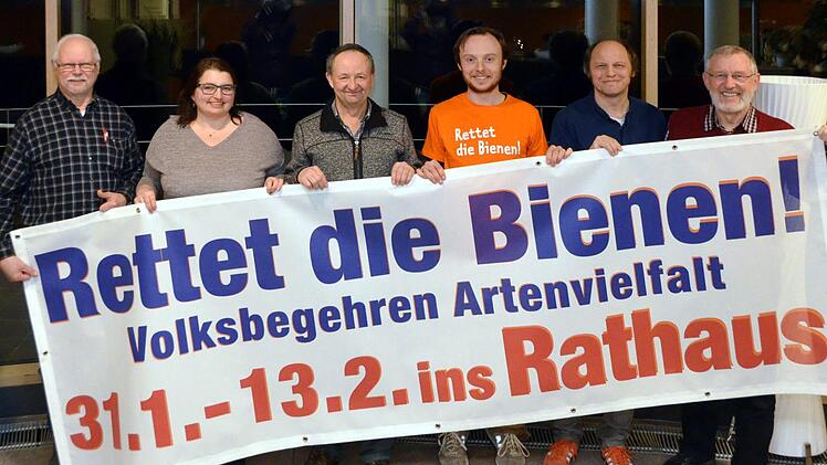 Sie halten das Banner zum Volksbegehren "Artenvielfalt & Naturschönheit in Bayern" hoch (von links):  Gotthard Greb (Linke), Petra Winter (Grüne), Norbert Schmäling vom Landesverband für Vogelschutz, Patrik Dorsch (ÖdP), Ingo Queck (Bund Naturschutz) und Waldemar Bug (ÖdP).  Foto: Peter Rauch