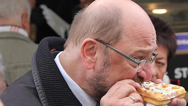 Ausger&uuml;stet mit belgischen Waffeln zieht die SPD in den Wahlkampf: Der fr&uuml;here EU-Parlamentspr&auml;sident und jetzige Bundestagsabgeordnete Martin Schulz machte am Montagnachmittag Station in Ha&szlig;furt und warb f&uuml;r ein starkes, solidarisches Europa. Foto: Andreas L&ouml;sch