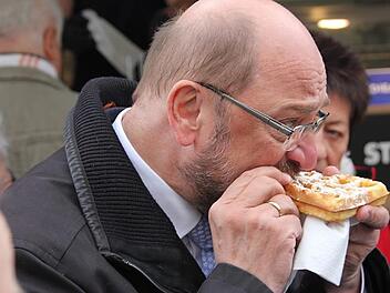 Ausgerüstet mit belgischen Waffeln zieht die SPD in den Wahlkampf: Der frühere EU-Parlamentspräsident und jetzige Bundestagsabgeordnete Martin Schulz machte am Montagnachmittag Station in Haßfurt und warb für ein starkes, solidarisches Europa. Foto: Andreas Lösch