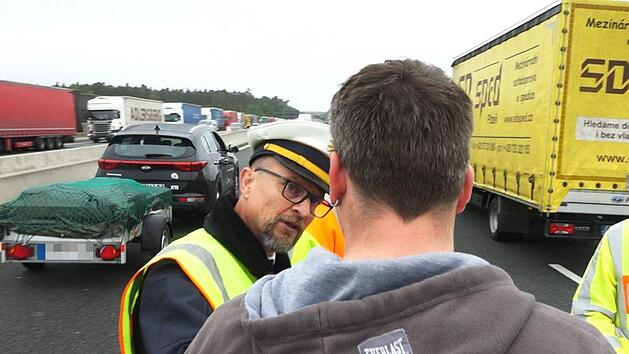 Der bayerische Innenminister Joachim Herrmann begr&uuml;&szlig;t das knallharte Vorgehen eines Polizisten, der sich am Dienstag auf der A6 nach einem t&ouml;dlichen Unfall vor laufender Kamera Gaffer vorkn&ouml;pfte. Foto: NEWS5 / Grundmann