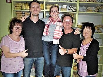 Die Kollegen von der AFW Creativ Stickerei Marktleugast tragen die frischgebackene Bundessiegerin auf Händen: (von links) Christine Zapf, André Ott, Lisa Kraus, Thomas Zapf und Birgit Rodler. Foto: Reißaus