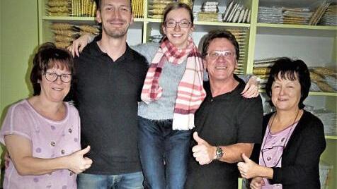Die Kollegen von der AFW Creativ Stickerei Marktleugast tragen die frischgebackene Bundessiegerin auf Händen: (von links) Christine Zapf, André Ott, Lisa Kraus, Thomas Zapf und Birgit Rodler. Foto: Reißaus