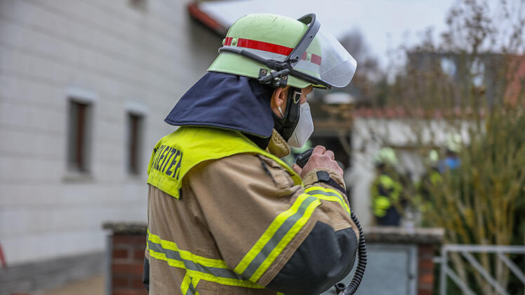 Fürth: Brand in Wohnhaus - Feuerwehr rettet Frau aus Gebäude
