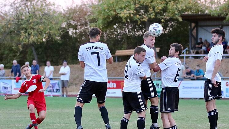 Die Schlüsselszene am Freitagabend: Schondras Youngster Leon Vogler zirkelt das runde Spielgerät neun Minuten vor Schluss zielsicher über die sich öffnende Steinacher Mauer in den Kasten von Franz-Xaver Rosshirt. Foto: Sebastian Schmitt