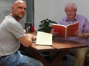 Wenn Vorsitzender Manfred Stühler (rechts) und Trainer Jochen Full (links) in der Chronik des 1. FC Haßfurt blättern, finden sie viele ruhmreiche Kapitel. Nach sportlich und vor allem finanziell schweren Jahren hat sich der Verein mit einiger Mühe nun stabilisiert.