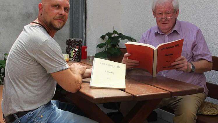 Wenn Vorsitzender Manfred Stühler (rechts) und Trainer Jochen Full (links) in der Chronik des 1. FC Haßfurt blättern, finden sie viele ruhmreiche Kapitel. Nach sportlich und vor allem finanziell schweren Jahren hat sich der Verein mit einiger Mühe nun stabilisiert.