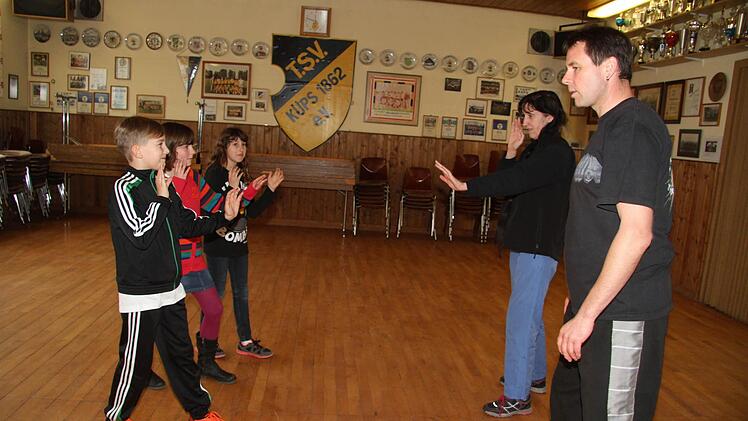 Heike Bittner vom TSV Küps und Anti-Aggressionstrainer Stefan Luthardt zeigen den Kids, wie man ich richtig verhält, wenn man von einem fremden angesprochen wird