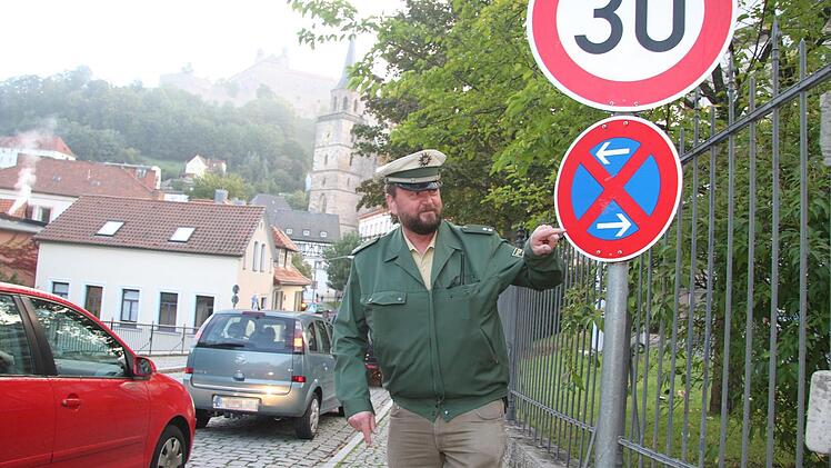 Polizist Ludwig Schmitt weist Eltern immer wieder auf das absolute Halteverbot vor dem MGF-Gymnasium hin.Foto: Sonja Adam