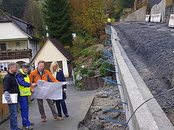 Ingenieur (FH) Edwin Schuberth, Polier Volker Schäfer, IVS-Chef Markus Albrecht und Bürgermeisterin Susanne Grebner überzeugten sich vom guten Voranschreiten der Sanierung.  Foto: H. Schülein