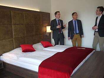 Hier kann man sich wohlfühlen: Tobias Ehrlicher, Rolf Liebermann und Maximilian van Dyck (von links) in einem der neuen Zimmer, bei deren Design die Nähe zur Natur eine Rolle spielt. Foto: BertholdKöhler