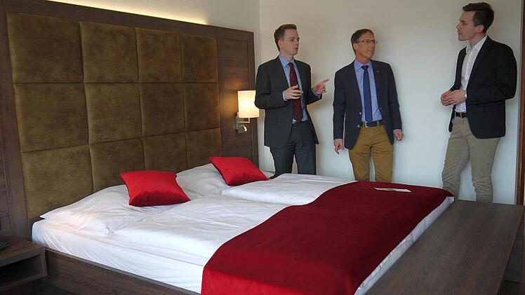 Hier kann man sich wohlfühlen: Tobias Ehrlicher, Rolf Liebermann und Maximilian van Dyck (von links) in einem der neuen Zimmer, bei deren Design die Nähe zur Natur eine Rolle spielt. Foto: BertholdKöhler
