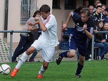 Fußball verkehrt: Gößweinsteins Verteidiger Simon Redel (weiß) wird von Kirchehrenbachs Angreifer Niklas Stelzner gejagt, der mit dem Tor zum 2:0-Zwischenstand bereits seinen siebten Treffer im fünften Spiel markierte. Foto: Patrick Peter